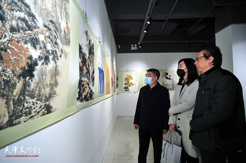 王红梅、李文祥、张养峰观赏展出的作品。