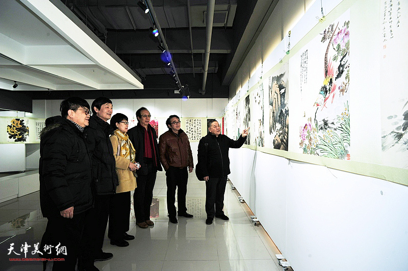 李文祥、穆怀安、董景波、霍洪天、徐庆荣、郑玉红观赏展出的作品。