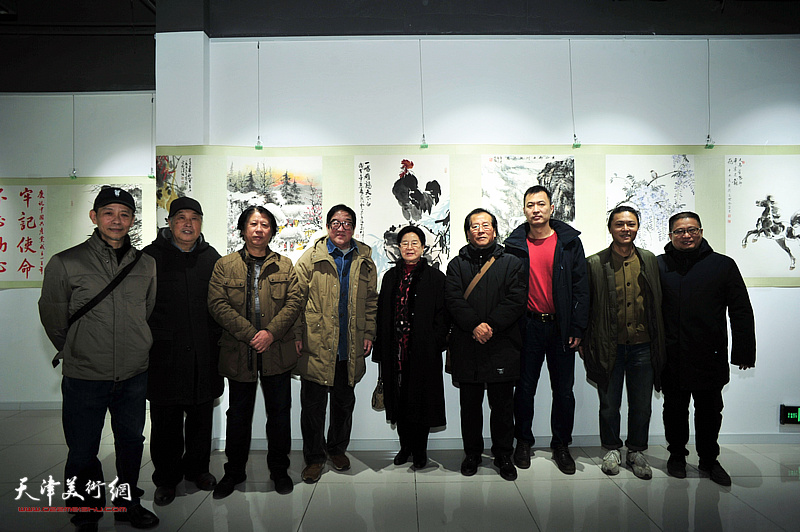 左起：启荣、靳吉顺、李学亮、卢贵友、曹秀荣、吕宝珠、李延达、姚铸、闫勇在展览现场。