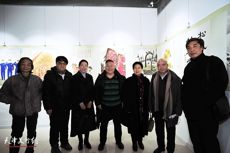 左起：田耀泉、霍洪天、余澍梅、吕大江、曹秀荣、尹沧海、杜晓光在展览现场。