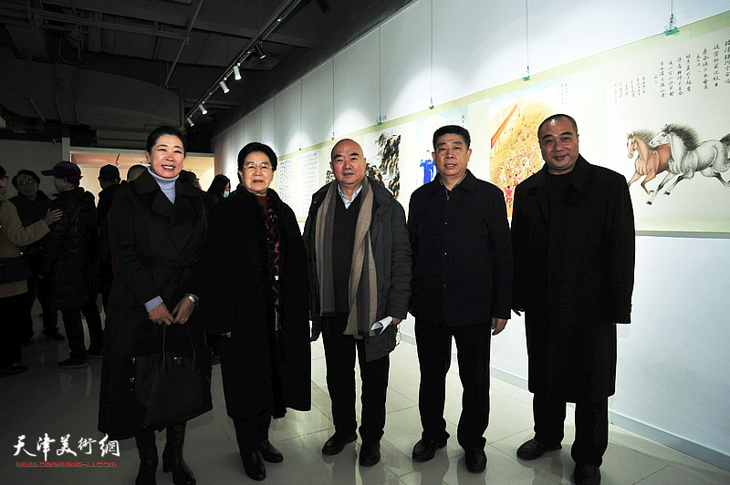左起：余澍梅、曹秀荣、尹沧海、张养峰、皮守东在展览现场。