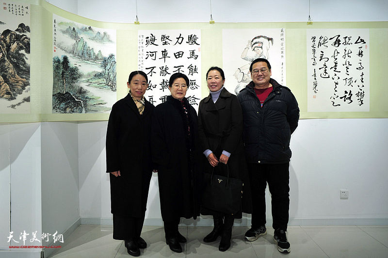 左起：庄雪阳、曹秀荣、余澍梅、翁洪在展览现场。
