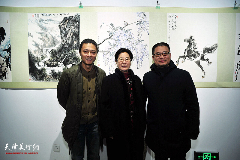 左起：姚铸、曹秀荣、闫勇在展览现场。