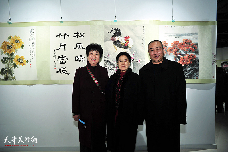 左起：皮守东、曹秀荣、赵素清在展览现场。