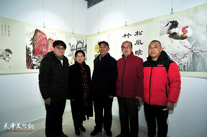左起：霍洪天、曹秀荣、马凤柏、高林、盖文卓在展览现场。