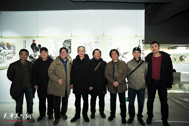 左起：姚铸、靳吉顺、卢贵友、李文海、吕宝珠、启荣、李延达在展览现场。