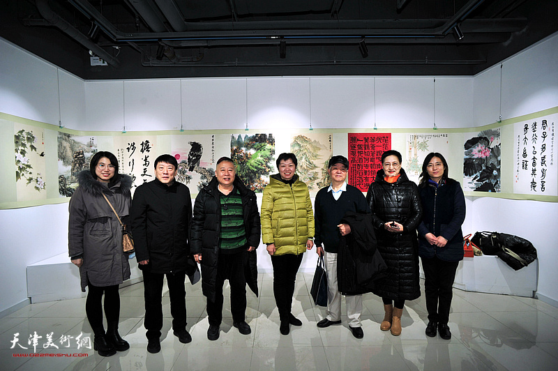 左起：陈薇依、高原春、吕大江、丁梅、刘卫明、郑少英、孙辉在展览现场。