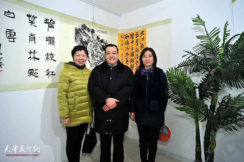 左起：丁梅、王冠峰、孙辉在展览现场。