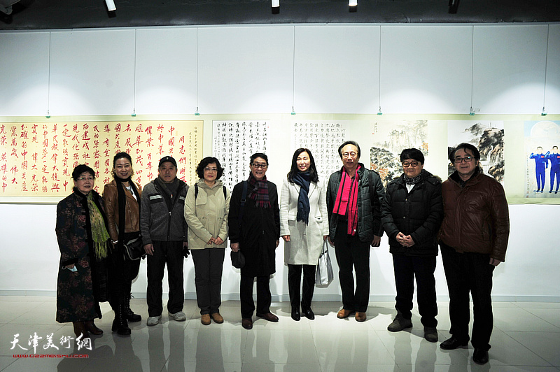 左起：王学莲、梁选莉、苏盛城、张红、黑成义、王红梅、李文祥、霍洪天、穆怀安在展览现场。