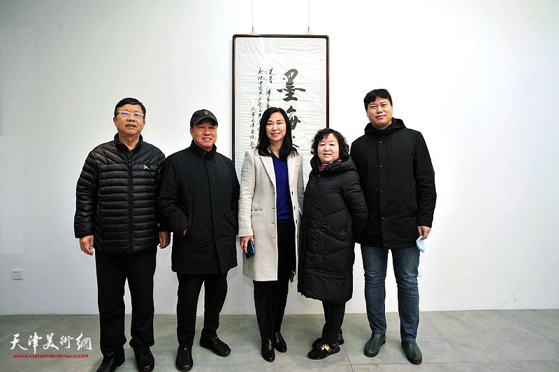 左起：张璞、崔志强、王红梅、慕彦、惠蓝图在展览现场。