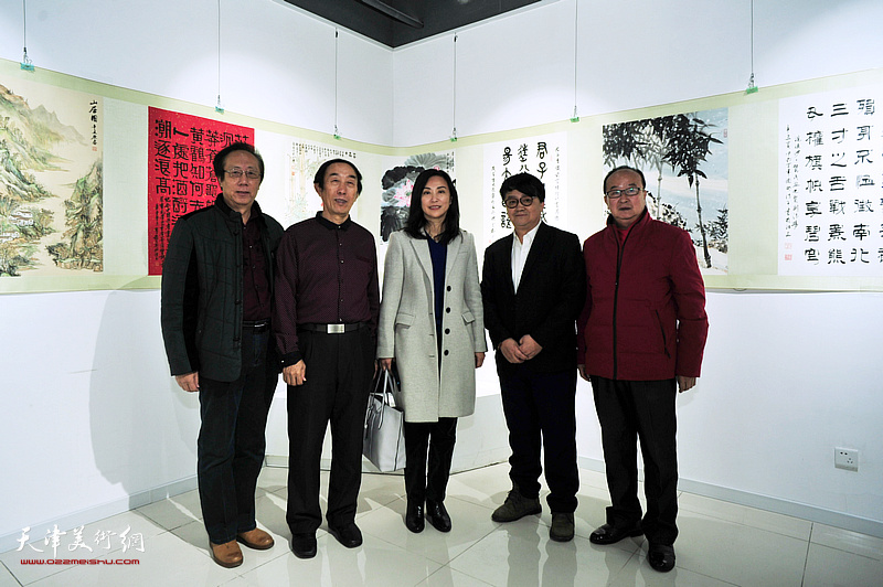 左起：李文祥、李岳林、王红梅、霍洪天、高林在展览现场。