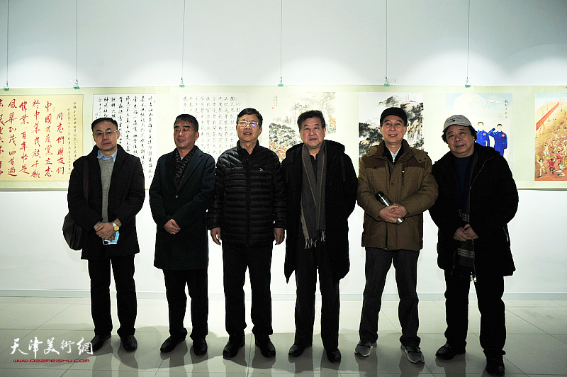 左起：李新禹、赵富贵、张璞、王学书、马竞、赵寅在展览现场。
