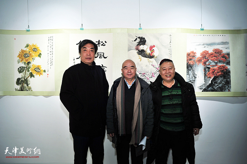 左起：杜晓光、尹沧海、吕大江在展览现场。