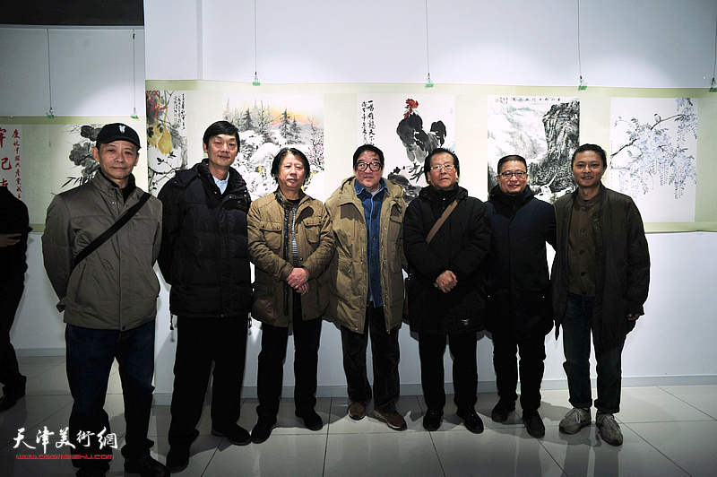 左起：启荣、徐庆荣、李学亮、卢贵友、吕宝珠、闫勇、姚铸在展览现场。
