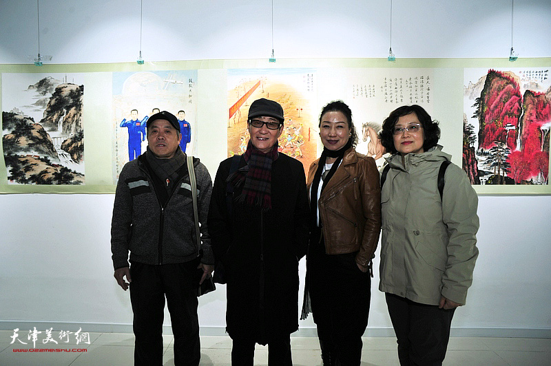 左起：苏盛城、黑成义、梁选莉、张红在展览现场。