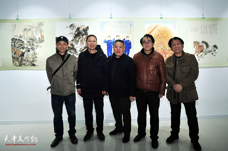 左起：启荣、范茗、董景波、穆怀安、李学亮在展览现场。