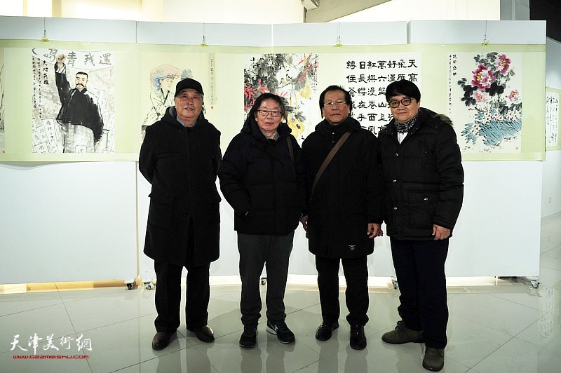 左起：靳吉顺、董振涛、吕宝珠、霍洪天在展览现场。