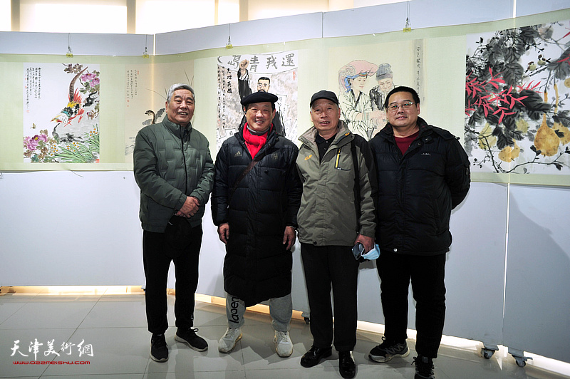 左起：翁洪、刘志君、昝志强、虞天雁在展览现场。