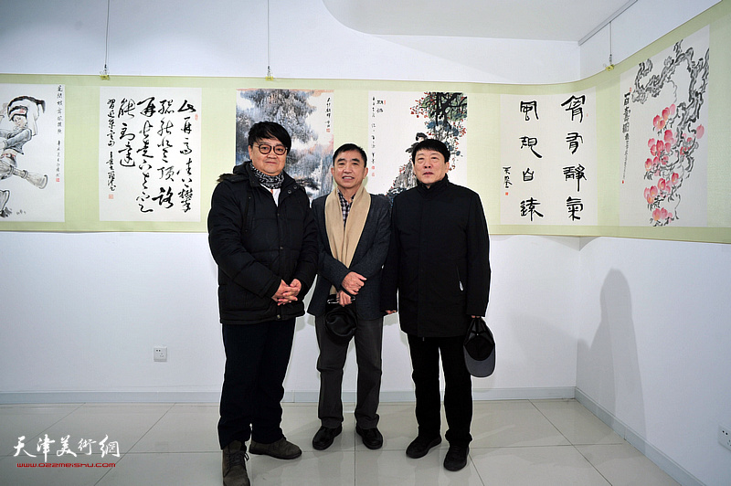 左起：霍洪天、王文元、高原春在展览现场。