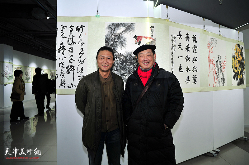 刘志君、姚铸在展览现场。