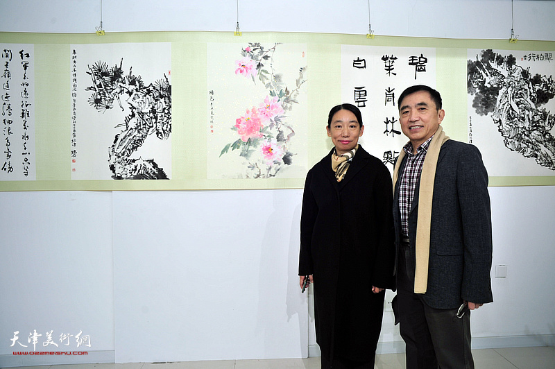 王文元、庄雪阳在展览现场。
