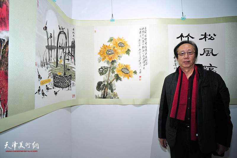 李文祥在展出的自己作品前。