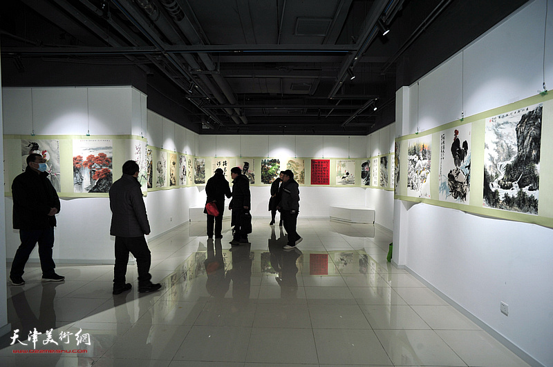 万象当代美术馆“庆祝中国共产党成立100周年百米长卷书画联展”现场。