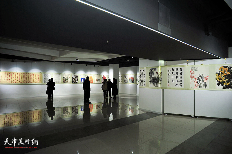万象当代美术馆“庆祝中国共产党成立100周年百米长卷书画联展”现场。
