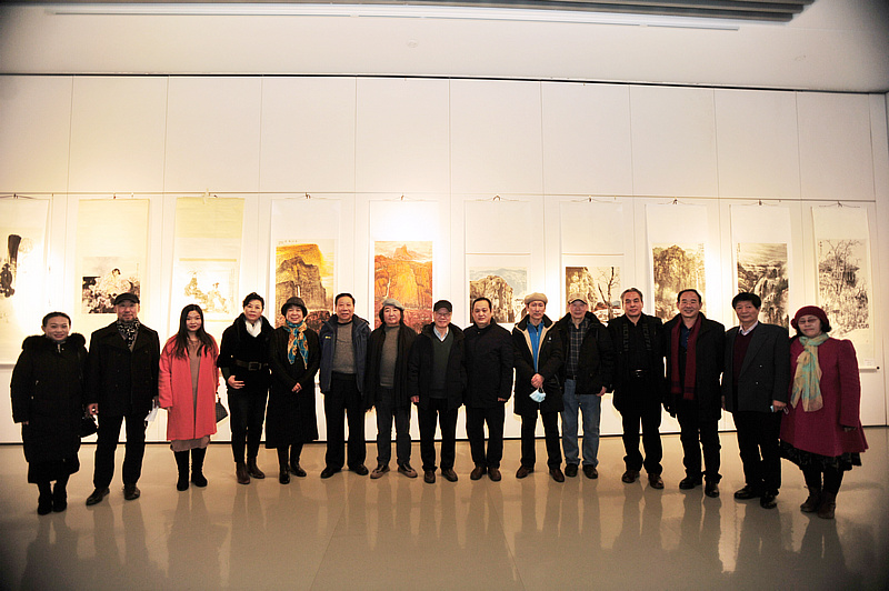 出席展览开幕仪式的领导、嘉宾和书画家们在展览现场。
