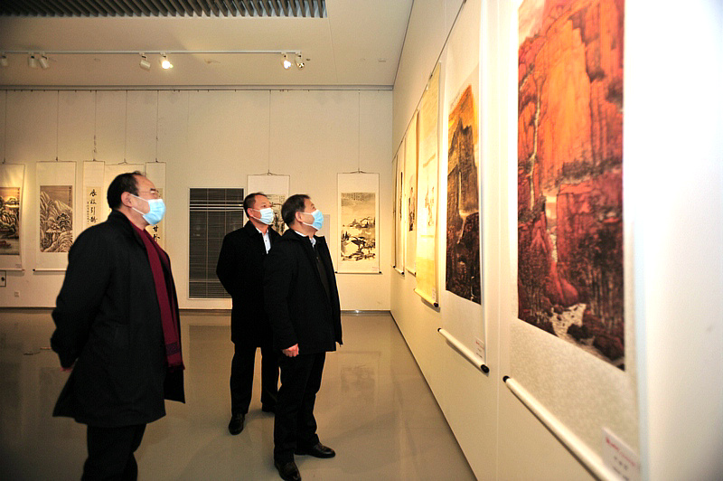 王会臣、卞昭宏、郑龙起观赏展出的作品。