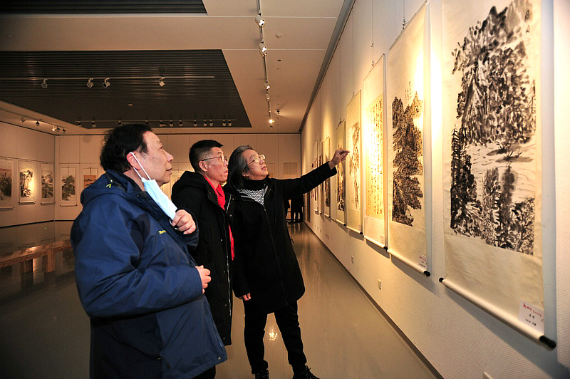 李毅峰、杨利民、周明观赏展出的作品。