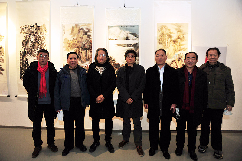 李毅峰、卞昭宏、杨利民、李旭飞、王维卿、郑龙起、周明在展览现场。
