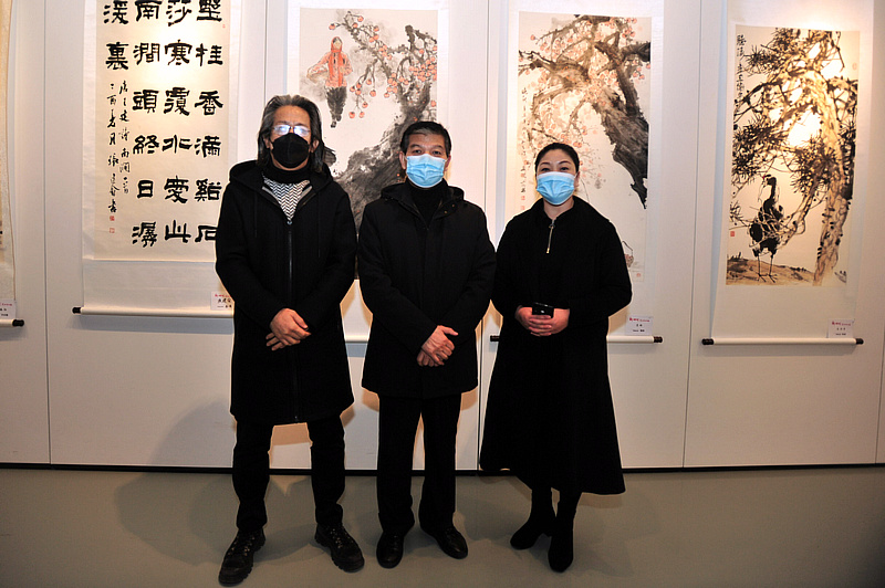 李毅峰、范扬、田宝荣在展览现场。