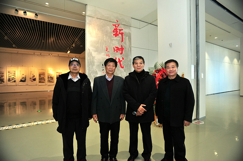 范扬、窦国春、李守玉、孔广生在展览现场。
