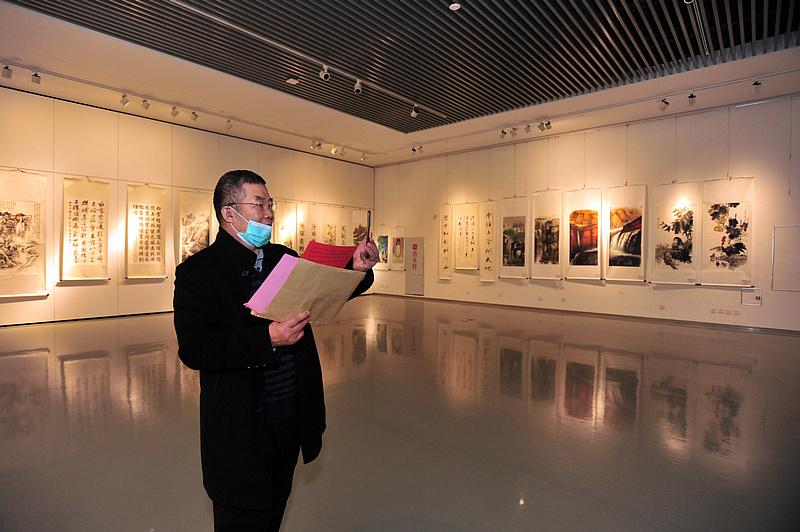 李延春在展览现场采制小视频。