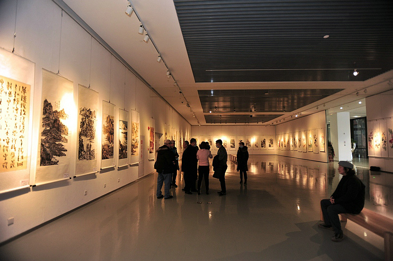 天津滨海美术馆“新时代美术作品展”现场。