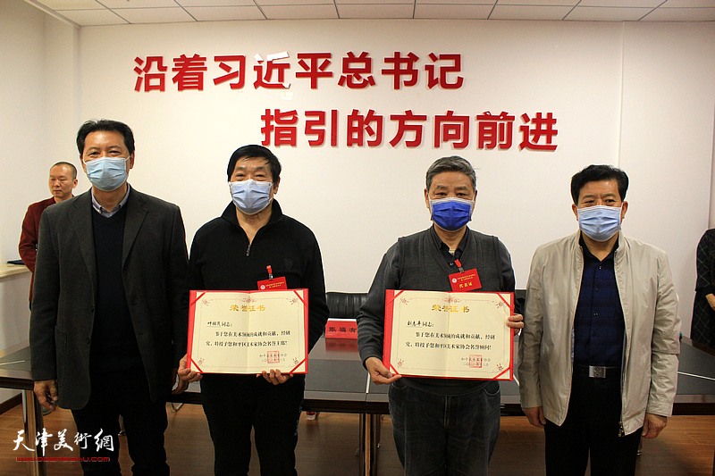张福有和李从军向叶祖茂、刘志平颁发贡献奖荣誉证书。