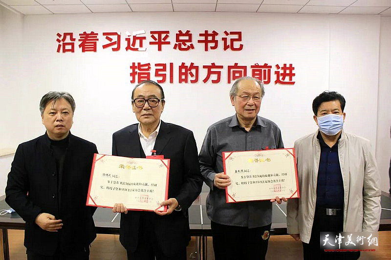 杨健君和李从军向陈传武、姜钧杰颁发荣誉证书。