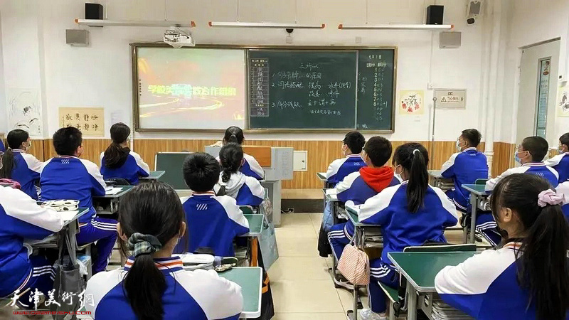 图为同学们在上美育实践鉴赏课。