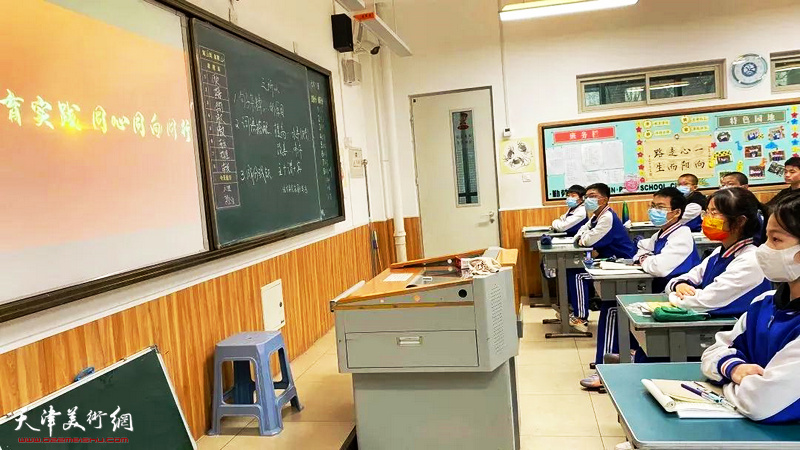 图为同学们在上美育实践鉴赏课。