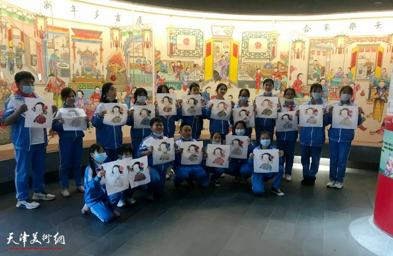 图为学生们在杨柳青木版年画博物馆学习、了解年画制作过程。