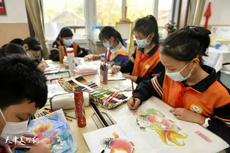 图为学生们在杨柳青木版年画博物馆学习、了解年画制作过程。
