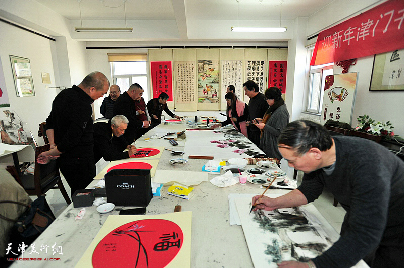 天津书画名家到全国文明单位张家窝镇家兴里社区下基层送文化，图为活动现场。