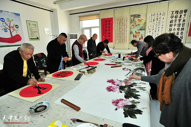 天津书画名家到全国文明单位张家窝镇家兴里社区下基层送文化，图为活动现场。