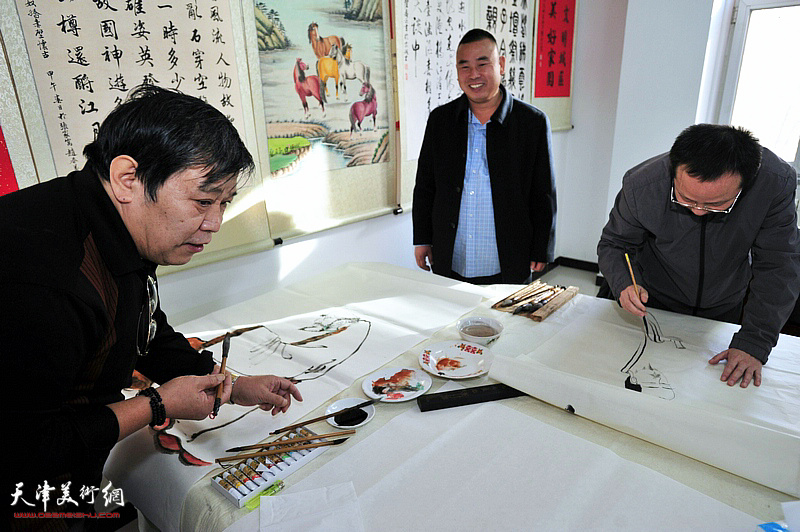 李延春、张立涛在活动现场创作。