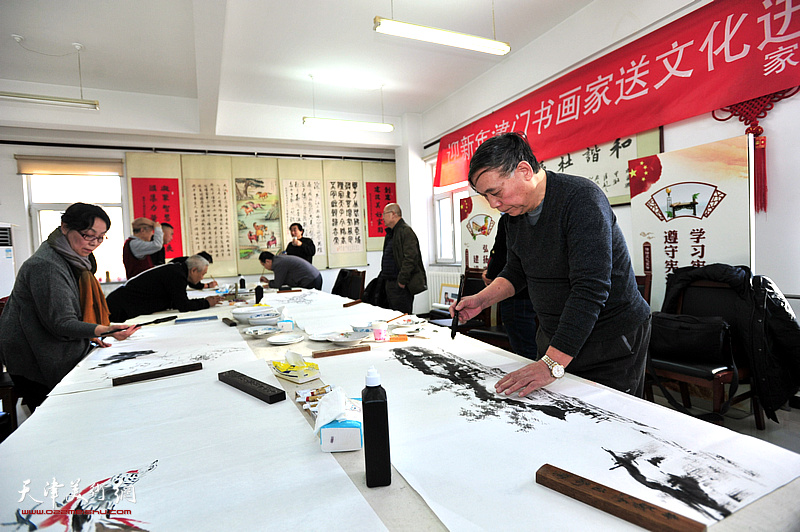 郭凤祥在活动现场创作。
