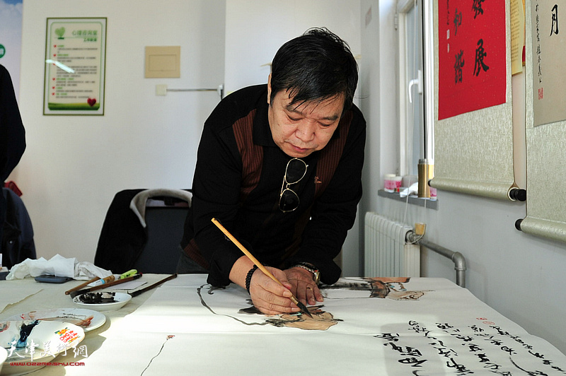 李耀春在活动现场创作。