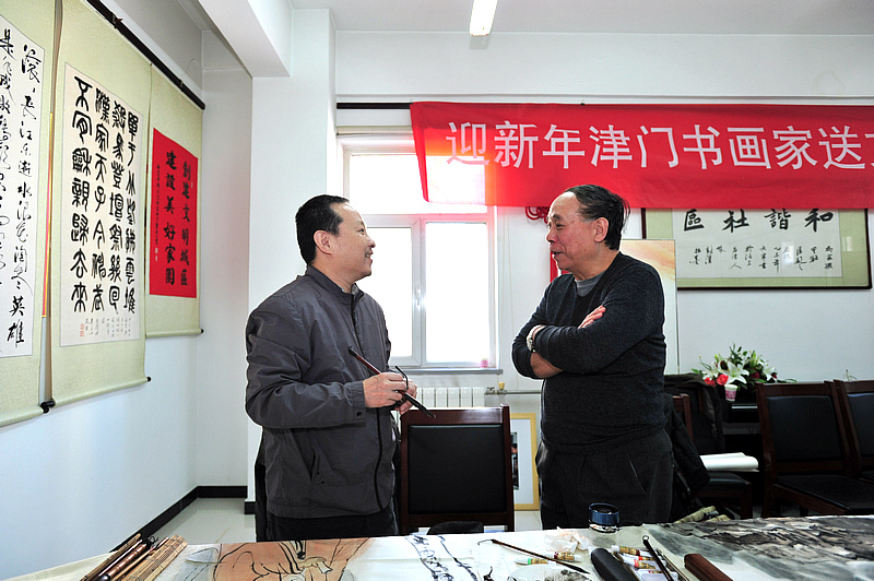 郭凤祥、张立涛在活动现场交流。