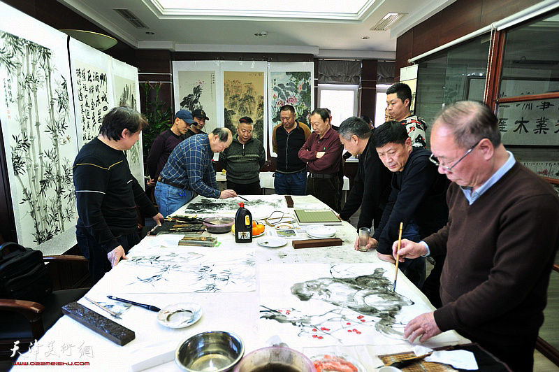 书画家们在京津画院美术馆泼墨挥毫。