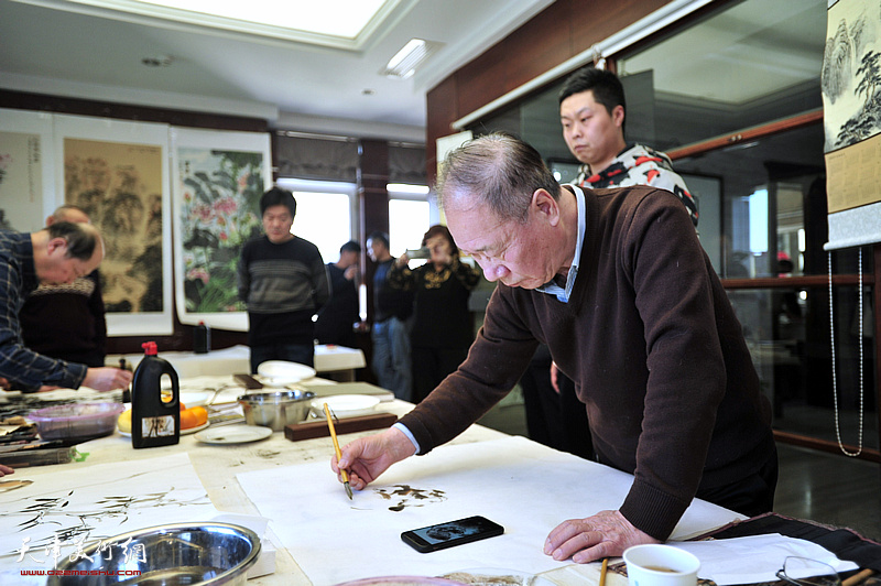 庞黎明在京津画院美术馆泼墨挥毫。